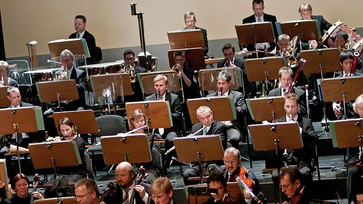 In bester Musizierlaune: das Philharmonische Orchester des Landestheaters.