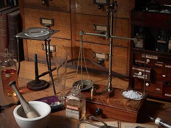 Sherlock Holmes hat schon immer die modernsten Werkzeuge seiner Zeit benutzt - egal ob Bunsenbrenner oder Smartphones wie in der neuen BBC-Serie mit Benedict Cumberbatch. Foto: Museum of London/Colin Hutton, Hartswood Films