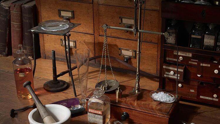 Sherlock Holmes hat schon immer die modernsten Werkzeuge seiner Zeit benutzt - egal ob Bunsenbrenner oder Smartphones wie in der neuen BBC-Serie mit Benedict Cumberbatch. Foto: Museum of London/Colin Hutton, Hartswood Films