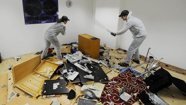 Ein Wutraum in München: Hier zertrümmern zwei Journalisten aus Recherchezwecken die Einrichtung mit Baseballschlägern. Foto: dpa