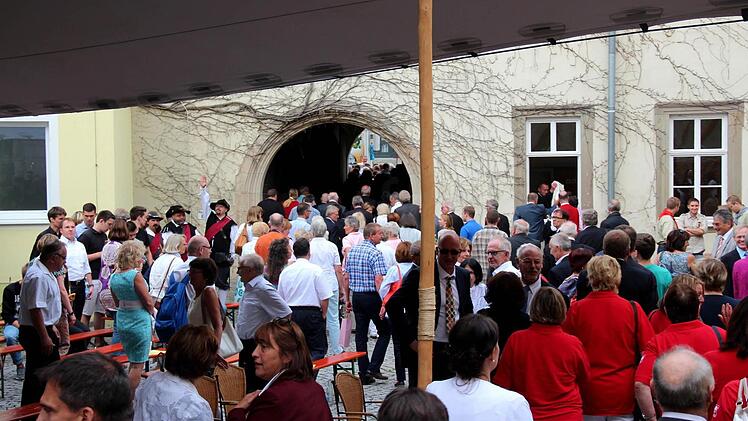 Alles strömt zum Buffet auf den Platz vor dem Landratsamt. Foto: Johanna Blum