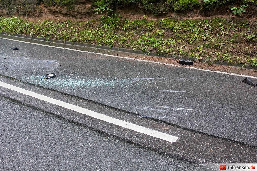 Autofahrer kommt von Fahrbahn ab und überschlägt sich
