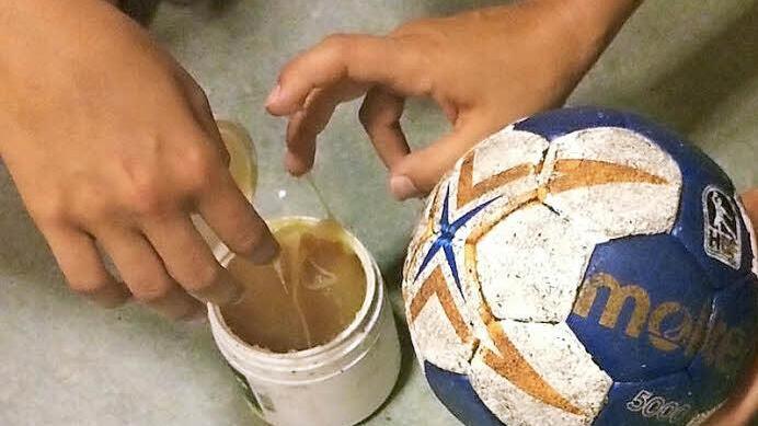 Hat das Harz bald ausgedient? Die Handball-Experten der Region halten ein Verbot für unwahrscheinlich.  Foto: privat