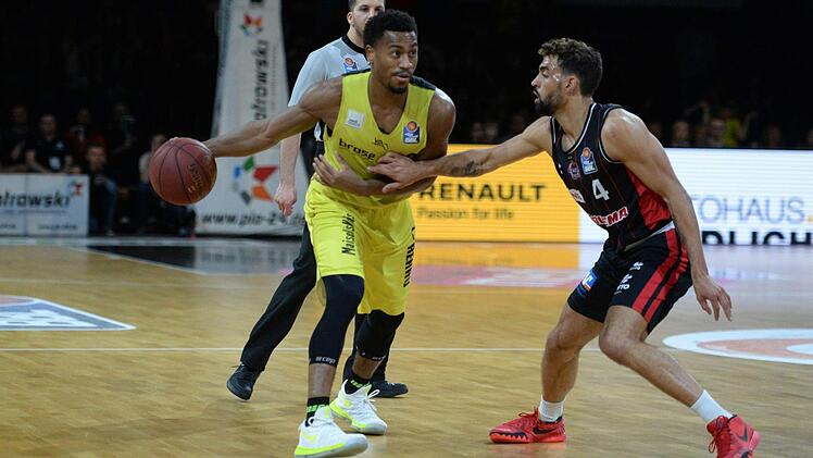 Trey Lewis (links) gegen Joshiko Saibou. Foto: Peter Mularczyk