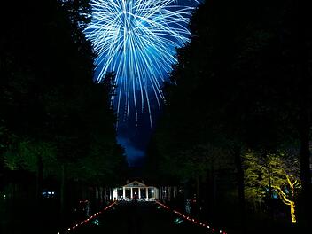 Der Höhepunkt der Kurgartenbeleuchtung war das Feuerwerk, welches den Himmel über Bad Bocklet in bunte Farben tauchte Foto: Björn Hein