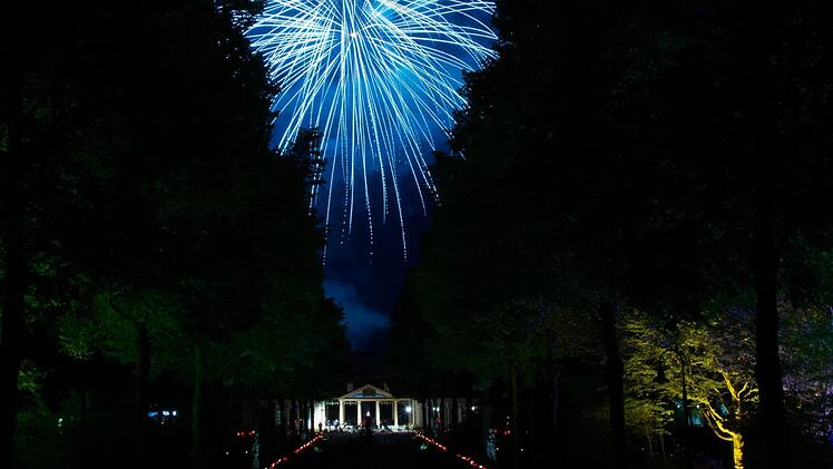 Der Höhepunkt der Kurgartenbeleuchtung war das Feuerwerk, welches den Himmel über Bad Bocklet in bunte Farben tauchte Foto: Björn Hein