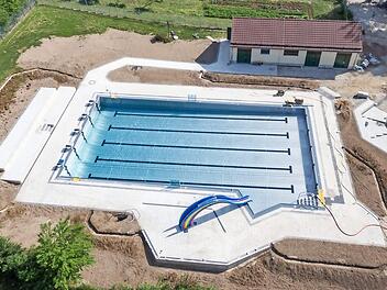 Blick auf das Neunkirchner Freibad: Am 23. Juli beginnt dort endlich die Badesaison.  Foto: Martin Walz