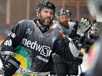 Michal Petrak behielt im Penaltyschießen die Übersicht und bescherte dem Höchstadter EC mit seinem Treffer den Sieg. Foto: Picturedreams