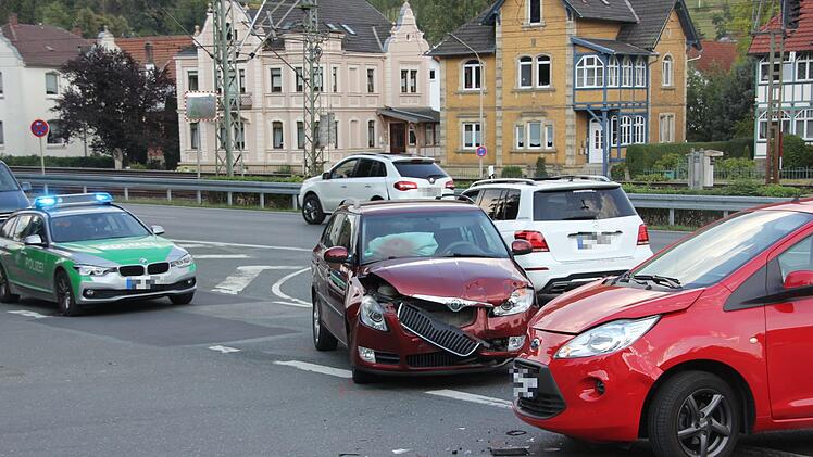 Am Mittwochnachmittag (5. September 2018) hat die Fahrerin des Ford Ka in Kronach beim Linksabbiegen von der Ludwigsstädter in die Breitenloher Straße den Skoda Fabia übersehen.  Foto: Andreas Schmitt