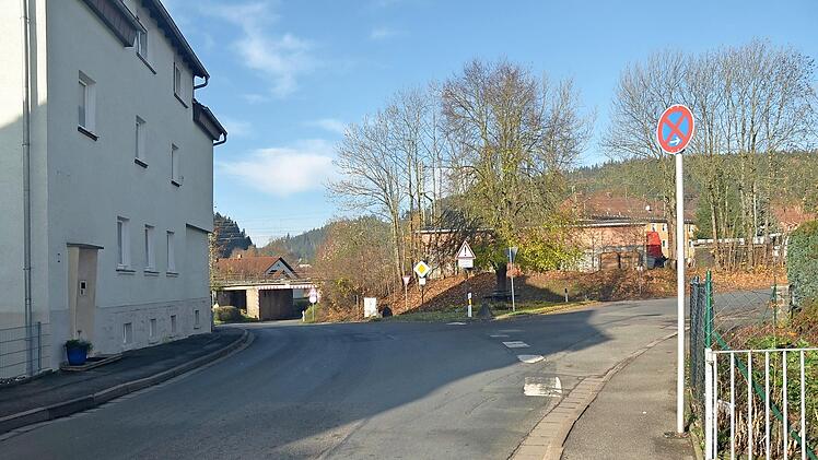 Pressig hat nach wie vor großen Ärger mit Verkehrsproblemen. Die Staatsstraße 2201 (Welitscher Straße) ist viel zu eng für den heutigen Verkehr und dazu sanierungsbedürftig. Anwohner beklagen das starke Verkehrsaufkommen und zu hohe Geschwindigkeiten trotz Tempo 30. Foto: Karl-Heinz Hofmann