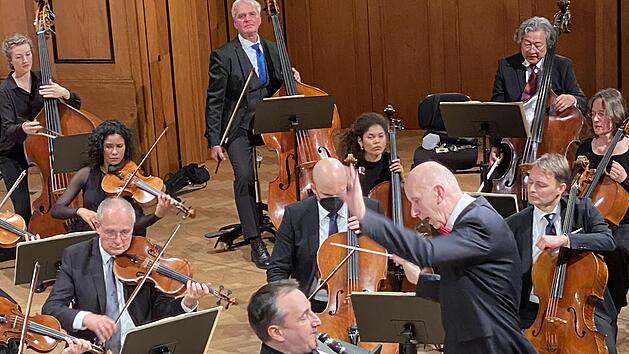 Johannes Gmeinder (vorne) erwies sich als ein Musiker, der T&ouml;ne gleichsam aus dem Nichtshervorholen kann, der ein gutes Gesp&uuml;r f&uuml;r Phrasierungen und dynamische und klangliche Differenzierungen hat.
