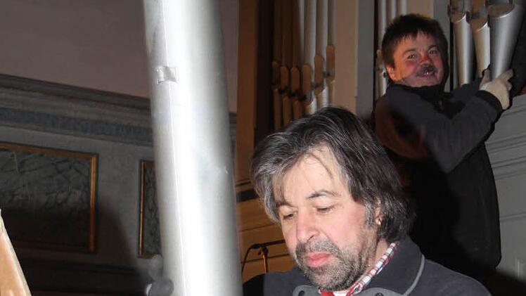 Orgelbaumeister Markus Roth verpackt die Prospektpfeifen.