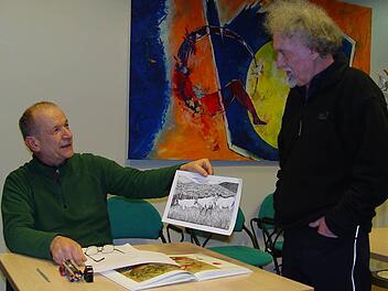 Robert Hildmann zeigt seinem Lehrer Jochen Burk sein Bild mit Schafen. Letzterer ist weniger kritisch als sein Schüler.  Foto: Brigitta Kempe-Wolf