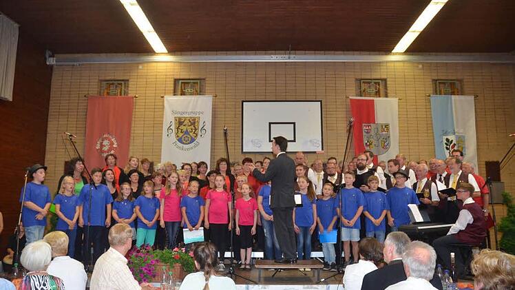 Mit Freude sangen die Rennsteigspatzen zusammen mit dem Männerchor Edelweiß Windheim und dem Gemischten Chor aus Steinach/Thüringen einige Lieder und begeisterten die Zuhörer. Dirigent Markus Häßler leitete an dem Liederabend gleich vier Chöre.