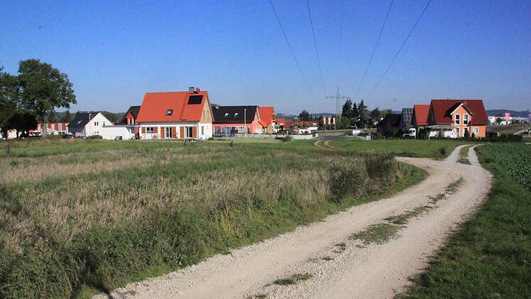 Auf diesem Areal am Ebensfelder Friedhof, zwischen Prächtinger Straße und Balthasar-Neumann- und Dientzenhoferstraße wird das Baugebiet "Am Eidig" entstehen. Ziel ist, dass erste Häuser im Herbst 2016, spätestens im Frühjahr 2017, hier gebaut werden können. Foto: Matthias Einwag