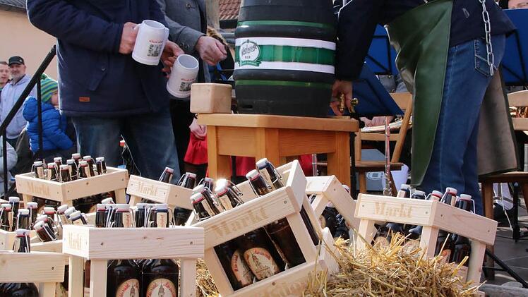 Bürgermeister Matthias Bäuerlein (rechts) stach das Fass mit dem Festbier an. Ihm halfen (von links) Johannes Raab und Bertold Moser.