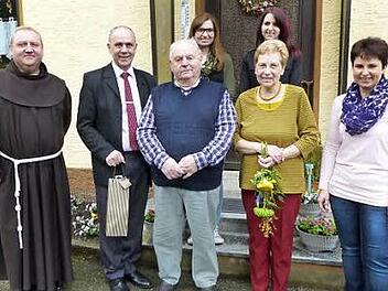 Unser Bild zeigt den Jubilar Rudi Klier (Bildmitte) zusammen mit seiner Ehefrau Monika (rechts daneben) und Tochter Petra (rechts) sowie (von links) Pater Adrian und Bürgermeister Franz Uome. Mit im Bild (hinten, von links) die Enkelinnen Linda und Nadja. Foto: Klaus-Peter Wulf