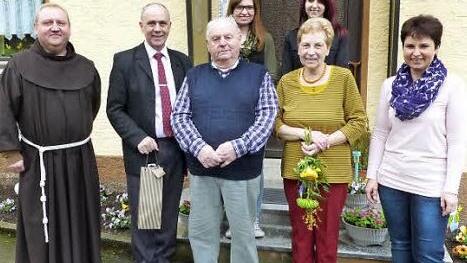 Unser Bild zeigt den Jubilar Rudi Klier (Bildmitte) zusammen mit seiner Ehefrau Monika (rechts daneben) und Tochter Petra (rechts) sowie (von links) Pater Adrian und Bürgermeister Franz Uome. Mit im Bild (hinten, von links) die Enkelinnen Linda und Nadja. Foto: Klaus-Peter Wulf