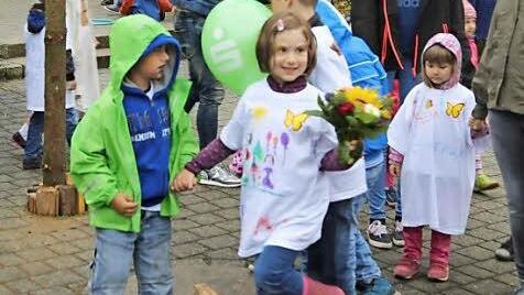 Mit ihrer guten Laune trotzten die Kinder dem Wetter.