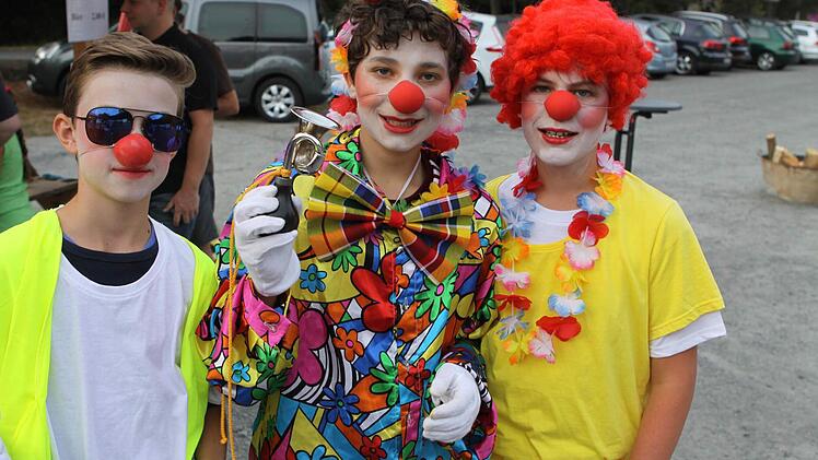 Die Besucher wurden bereits vor dem Zirkuszelt von den Clowns begrüßt. Foto: Michael Wunder