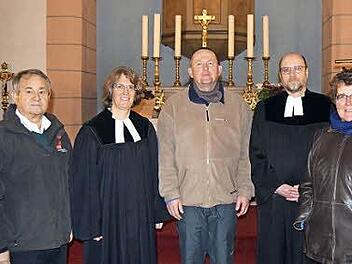 Bei der Einführung von Frank Meixner als Lektor in der Schneyer Kirche (von links): Heinz Gärtner, Pfarrerin Tanja Vincent, Frank Meixner, Pfarrer Johannes Rehm und Dorothea Kroll-Günzel.  Foto: Andreas Welz