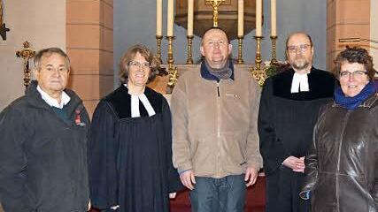 Bei der Einführung von Frank Meixner als Lektor in der Schneyer Kirche (von links): Heinz Gärtner, Pfarrerin Tanja Vincent, Frank Meixner, Pfarrer Johannes Rehm und Dorothea Kroll-Günzel.  Foto: Andreas Welz