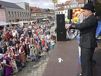 Muss woanders hin: die Eröffnung des Puppenfestivals, die heuer bei strahlendem Wetter und dem "Paper-Man" jede Menge Besucher angelockt hat. Weil der Marktplatz neu gestaltet wird, muss die Veranstaltung im kommenden Jahr an einem anderen Ort stattfinden. Die "kultur.werk.stadt" könnte das sein, es gibt aber noch andere Kandidaten im Stadtgebiet. Foto: Berthold Köhler