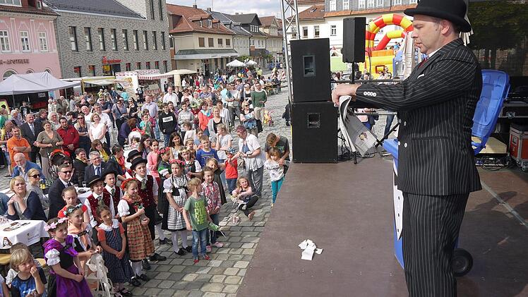 Muss woanders hin: die Eröffnung des Puppenfestivals, die heuer bei strahlendem Wetter und dem "Paper-Man" jede Menge Besucher angelockt hat. Weil der Marktplatz neu gestaltet wird, muss die Veranstaltung im kommenden Jahr an einem anderen Ort stattfinden. Die "kultur.werk.stadt" könnte das sein, es gibt aber noch andere Kandidaten im Stadtgebiet. Foto: Berthold Köhler