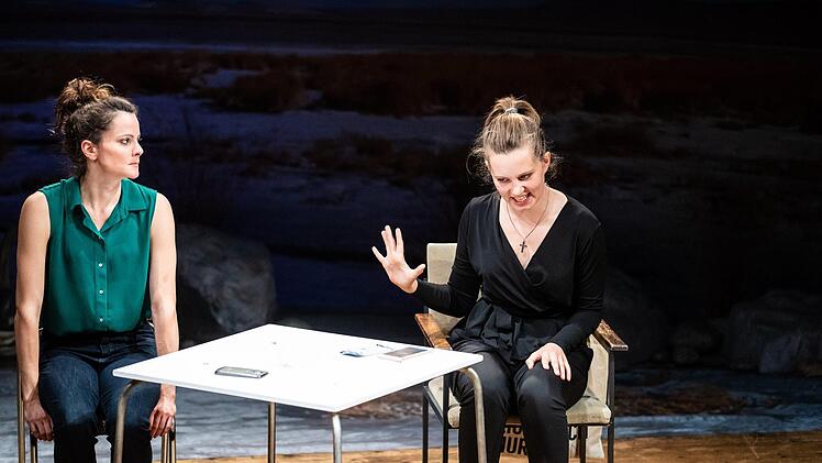 Furioses Kammerspiel: Szene aus der Coburger Erstaufführung der Komödie "Gespräch wegen der Kürbisse" in der Reithalle.Foto: Sebastian Buff