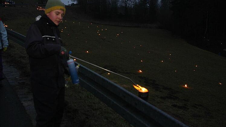 Lukas entzündet ein Feuer.