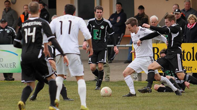 Der Sander Sebastian Götz (2. von rechts) lässt hier an der Außenlinie gleich zwei Gästespielern das Nachsehen.