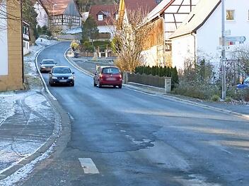 An der Kirche (links) wäre nur ein Meter Platz für einen Gehsteig. Die erforderliche Mindestbreite liegt aber bei 1,50 Meter. Foto: Georg Wolf