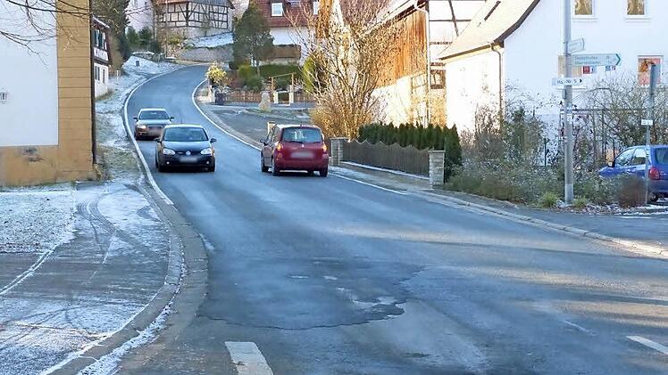 An der Kirche (links) wäre nur ein Meter Platz für einen Gehsteig. Die erforderliche Mindestbreite liegt aber bei 1,50 Meter. Foto: Georg Wolf