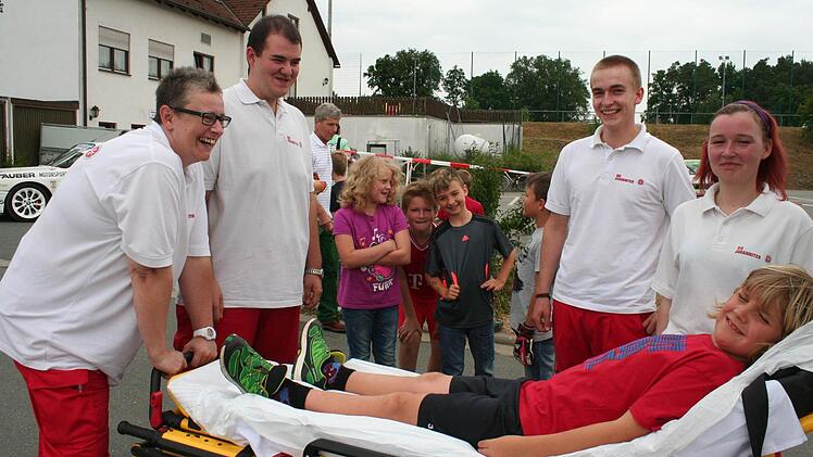 Liam mimt fürchterliche Schmerzen, kann aber die Johanniter Edna, David, Lukas und Melanie (von links) nicht überzeugen. Foto: Evi Seeger