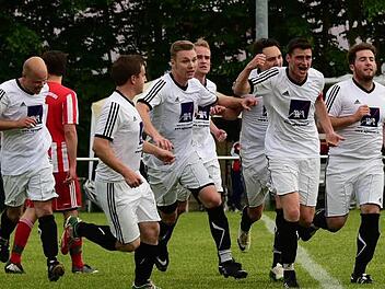 Das Schicksal in der eigenen Hand hatte der FC Rottershausen, der bei der SG Unterweißenbrunn angesichts einer 2:0-Pausenführung auf Titelkurs war. Doch nach dem 2:2 feierten die Gastgeber, während die FCler wie im Vorjahr in die Relegation gehen. Foto: Anand Anders
