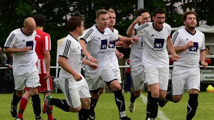 Das Schicksal in der eigenen Hand hatte der FC Rottershausen, der bei der SG Unterweißenbrunn angesichts einer 2:0-Pausenführung auf Titelkurs war. Doch nach dem 2:2 feierten die Gastgeber, während die FCler wie im Vorjahr in die Relegation gehen. Foto: Anand Anders
