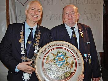 Landesschützenkönig Dietmar Kolb (links) mit dem KSK-Vorsitzenden Gerhard Heilmann  Foto: Sigismund von Dobschütz