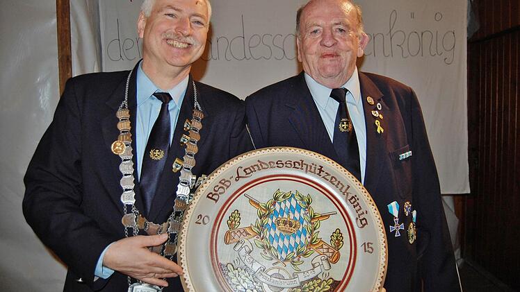 Landesschützenkönig Dietmar Kolb (links) mit dem KSK-Vorsitzenden Gerhard Heilmann  Foto: Sigismund von Dobschütz