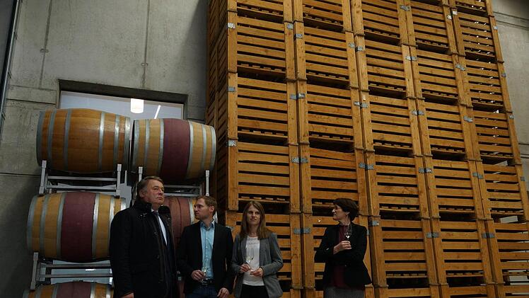 Landwirtschaftsminister Helmut Brunner besichtigt das Weingut NederFoto: Arkadius Guzy