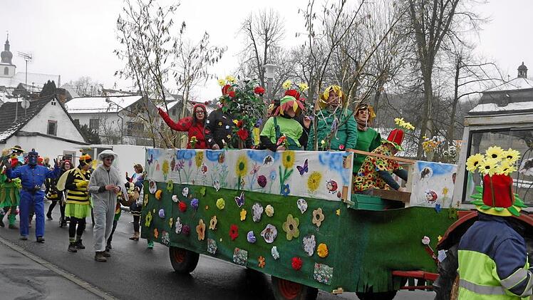 Mit Wagen und Fu&szlig;gruppe machten die "Gemeefelder" auf ihre Blumenwiese aufmerksam, auf der sich verschiedene Kr&auml;uter entwickeln und Insekten &uuml;berleben k&ouml;nnen.
