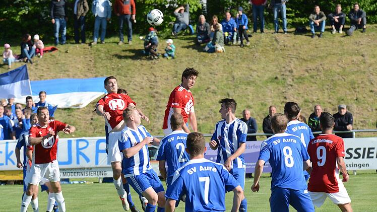 Szene aus dem Totopokalspiel des SV Aura (in blau) gegen den FC 06 Bad Kissingen (0:3).ssp