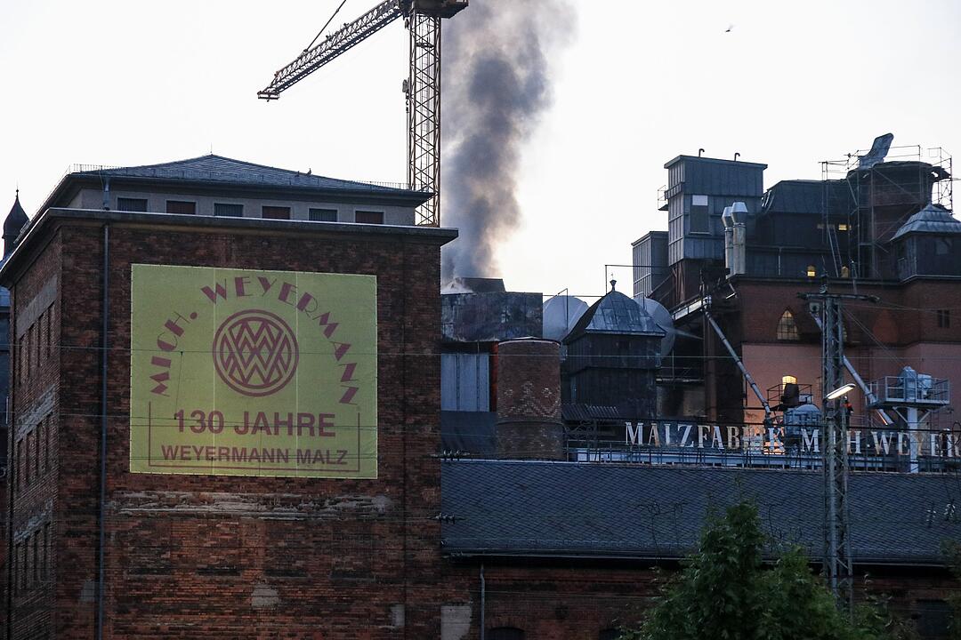 Malzfabrik Weyermann in Bamberg in Flammen: Einsatzkräfte kämpfen stundenlang gegen das Feuer