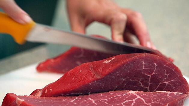 Nicht für alle ist der Verzehr von rotem Fleisch ungefährlich. Gesundheitliche Risiken können bei Allergikern die Folge sein. Symbolbild: Foto: Oliver Berg/dpa