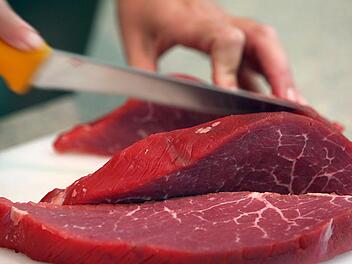 Nicht für alle ist der Verzehr von rotem Fleisch ungefährlich. Gesundheitliche Risiken können bei Allergikern die Folge sein. Symbolbild: Foto: Oliver Berg/dpa