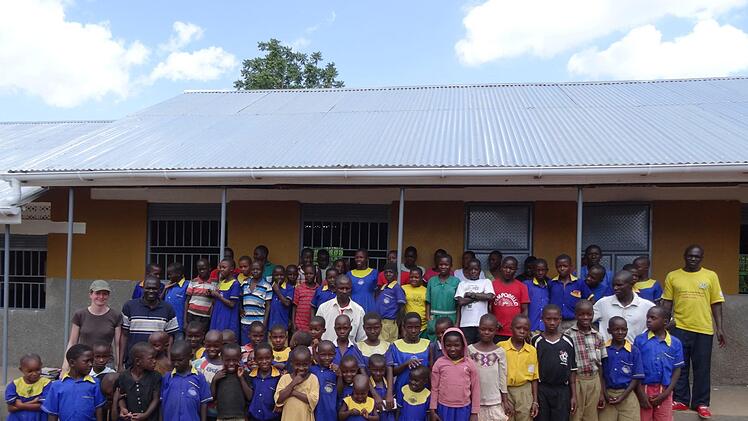 Sky Standard Nursery & Primary School in Kalagi: Michaela Schraudt und ihr Mann Tadeo Papaye (in der Mitte links) inmitten der Schulfamilie. Schraudt