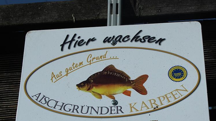 Dieses Schild weist auf den geschützten Aischgründer Karpfen hin.