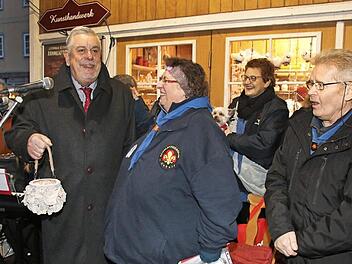 Die Altpfadfinder von der Gilde Weiße Eulen übergaben am dritten Adventssonntag das Friedenslicht auf dem Coburger Weihnachtsmarkt an Oberbürgermeister Norbert Tessmer.  Foto: Desombre