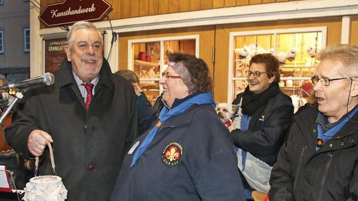 Die Altpfadfinder von der Gilde Weiße Eulen übergaben am dritten Adventssonntag das Friedenslicht auf dem Coburger Weihnachtsmarkt an Oberbürgermeister Norbert Tessmer.  Foto: Desombre