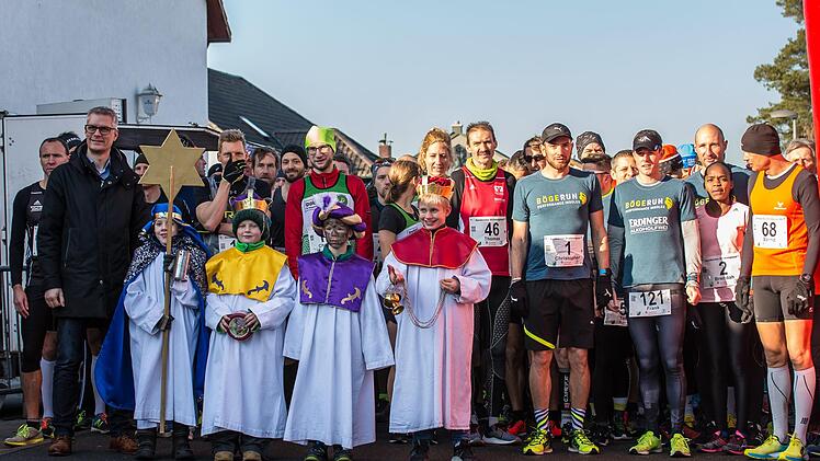 Forchheims Oberb&uuml;rgermeister Uwe Kirschstein (Zweiter von links) und die heiligen drei K&ouml;nige  gaben in Kersbach den Startschuss f&uuml;r den Hauptlauf, den J&uuml;rgen Wittmann (ganz li.) vor  Christopher Dels (Startnummer 1) und Bernd Hagen (rechts) gewann.