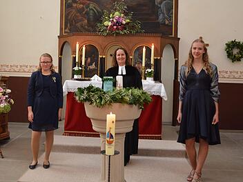 Pfarrerin Elfriede Schneider (Mitte) feierte die Konfirmation mit Anna Koch (von links) und Isabelle Terwart . Foto: Svenja Volk
